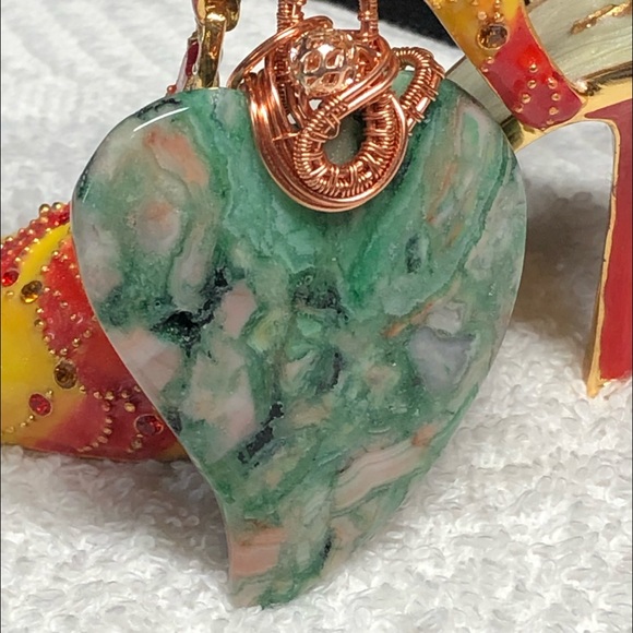 Pretty wire wrapped green heart stone - Picture 11 of 14